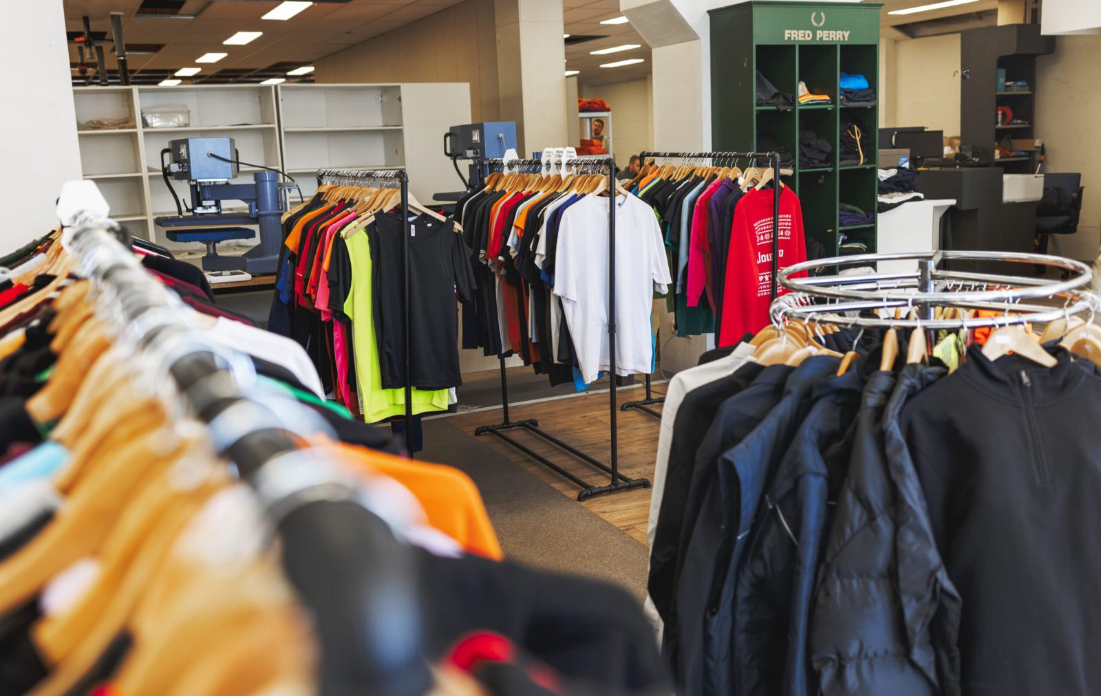 Rekken met kleding in de showroom
