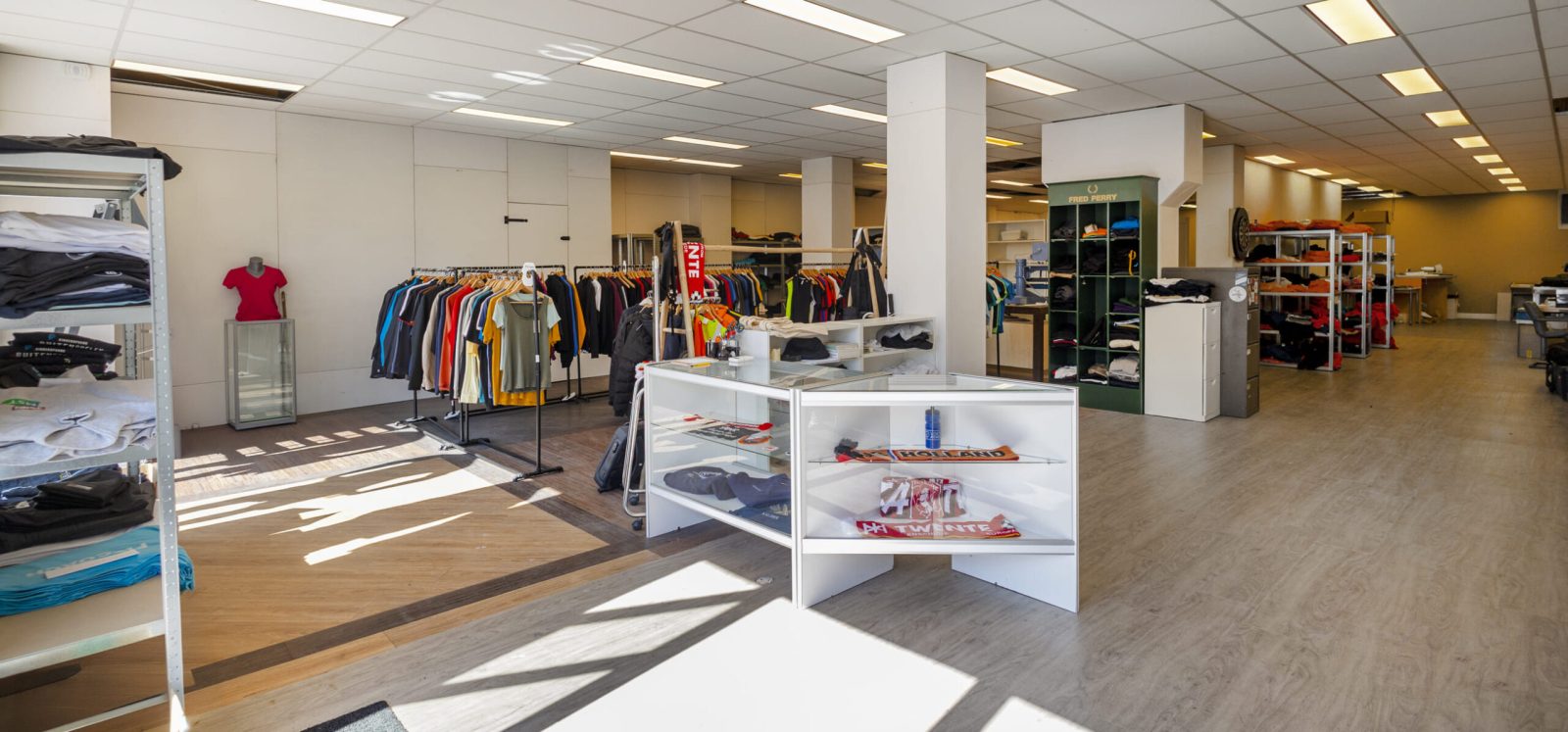 Kleding in de showroom